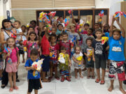 Seccional Santos/SP doa ovos de Páscoa para crianças do Projeto Esculpir